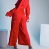 Combinaison Satinée Plissée Rouge – Élégance et Confiance